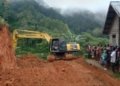 Usai Ditinjau Thomas Tahir, Pemda Manggarai Langsung Bersihkan Material Longsor di Cibal dan Cibal Barat
