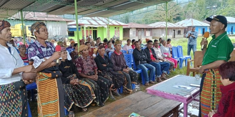 Reses di Compang Cibal, Thomas Tahir Terima Keluhan Warga Soal Jalan Rusak yang Tak Kunjung Diperbaiki