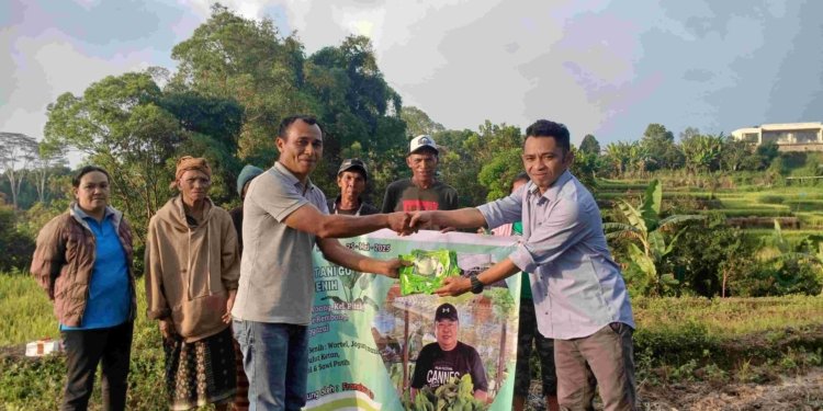 Fransiscus Go Salurkan Bantuan Benih untuk Petani Hortikultura di Manggarai