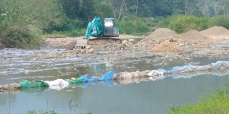 Kontraktor Proyek Jalan Bernilai Puluhan Miliar  Rupiah di Manggarai Timur Tambang Pasir dan Batu Ilegal di Sungai