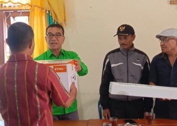 Kader PKB Rudi Beno Sumbang Mesin Potong Rumput kepada Warga di Ruteng