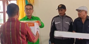 Kader PKB Rudi Beno Sumbang Mesin Potong Rumput kepada Warga di Ruteng