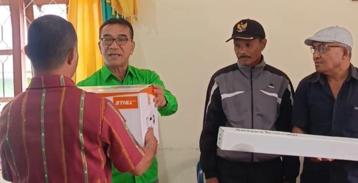 Kader PKB Rudi Beno Sumbang Mesin Potong Rumput kepada Warga di Ruteng