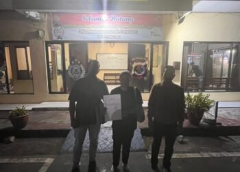 Stefany Emilia Diharjo Didampingi Kuasa Hukumnya saat Berada di Halaman Kantor Polres Manggarai - Foto: Beritaflores