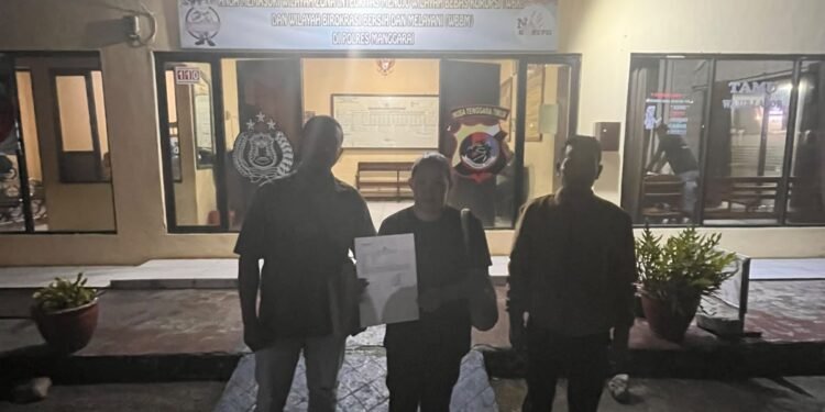 Stefany Emilia Diharjo Didampingi Kuasa Hukumnya saat Berada di Halaman Kantor Polres Manggarai - Foto: Beritaflores